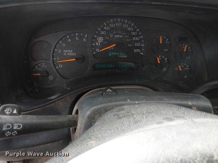 image for item EC1351 2003 Chevrolet Silverado 3500HD flatbed pickup truck