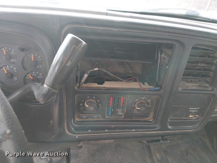 image for item EC1351 2003 Chevrolet Silverado 3500HD flatbed pickup truck