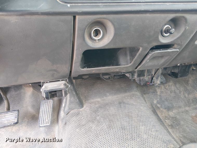 image for item EC1351 2003 Chevrolet Silverado 3500HD flatbed pickup truck