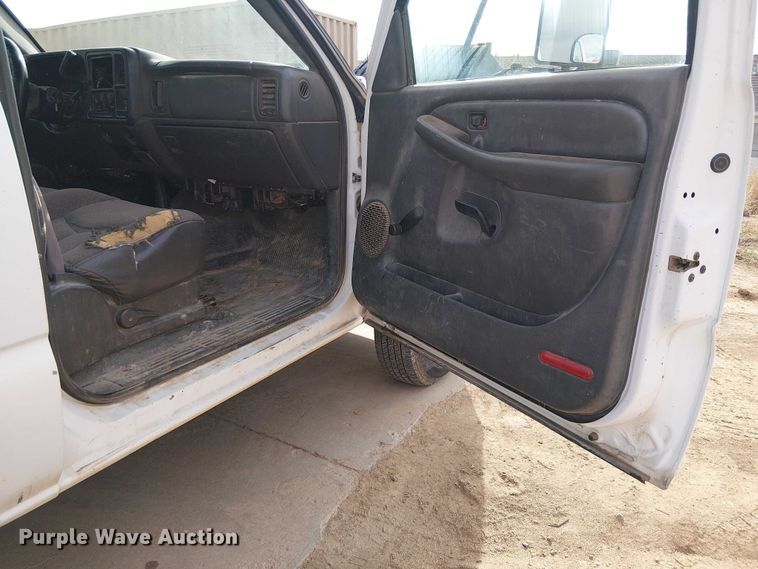 image for item EC1351 2003 Chevrolet Silverado 3500HD flatbed pickup truck