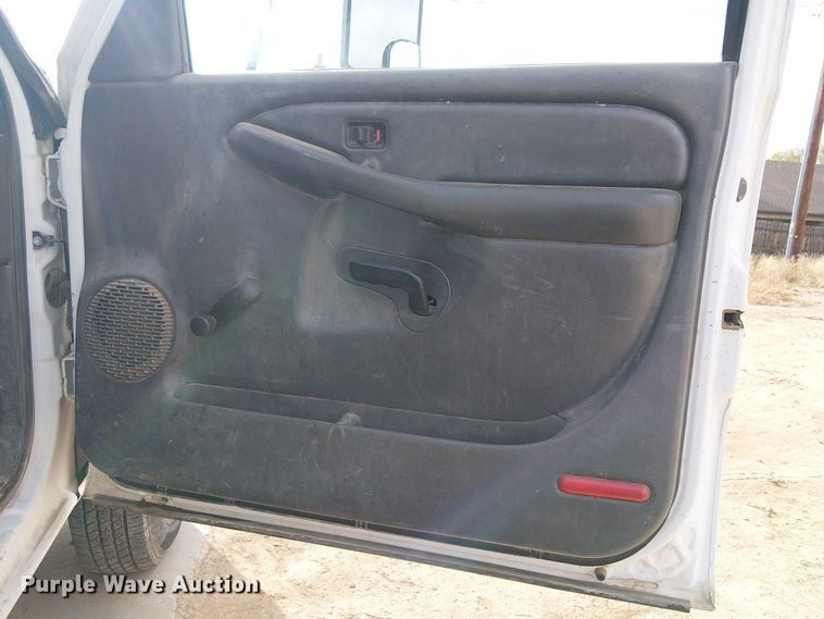 image for item EC1351 2003 Chevrolet Silverado 3500HD flatbed pickup truck