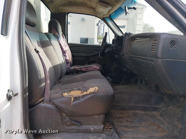 image for item EC1351 2003 Chevrolet Silverado 3500HD flatbed pickup truck