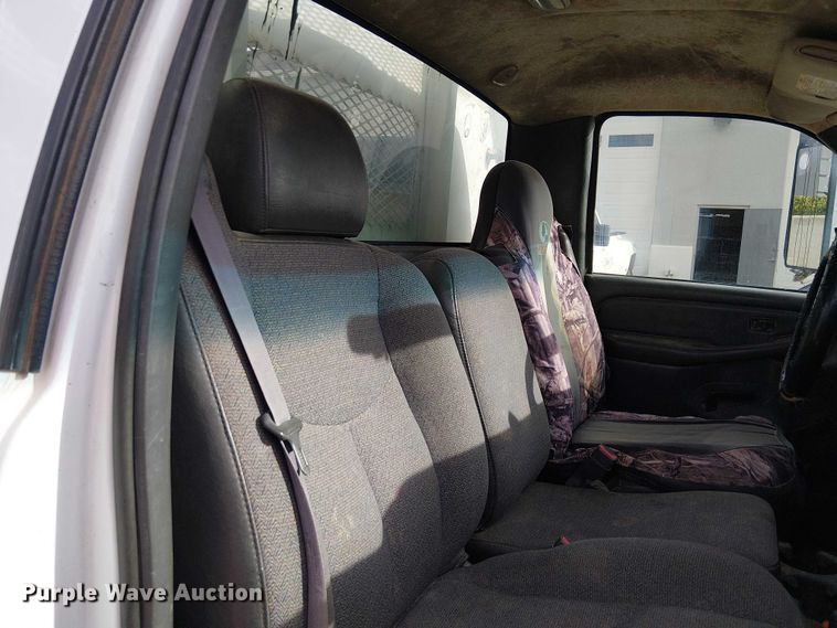 image for item EC1351 2003 Chevrolet Silverado 3500HD flatbed pickup truck