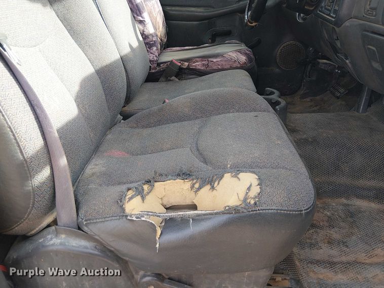 image for item EC1351 2003 Chevrolet Silverado 3500HD flatbed pickup truck