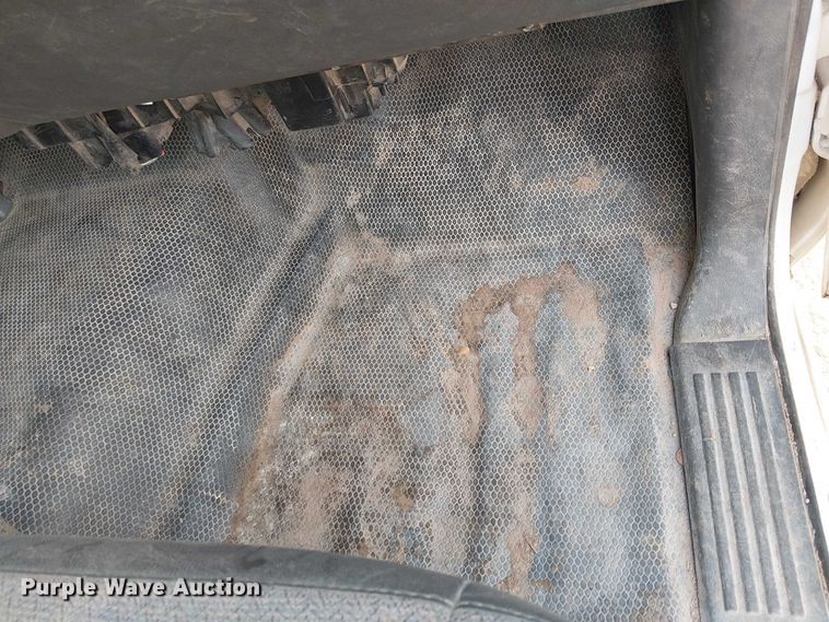 image for item EC1351 2003 Chevrolet Silverado 3500HD flatbed pickup truck