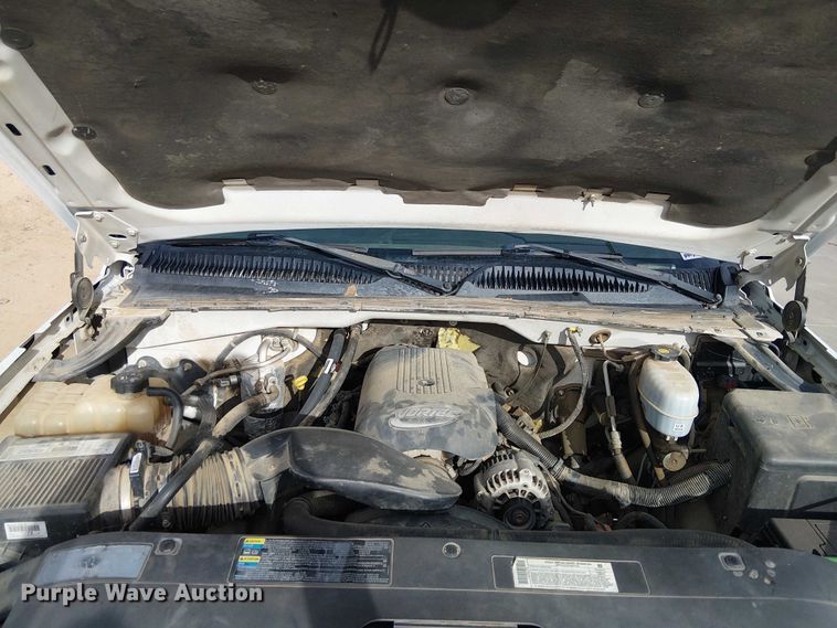 image for item EC1351 2003 Chevrolet Silverado 3500HD flatbed pickup truck