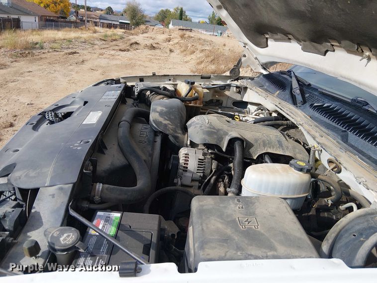 image for item EC1351 2003 Chevrolet Silverado 3500HD flatbed pickup truck