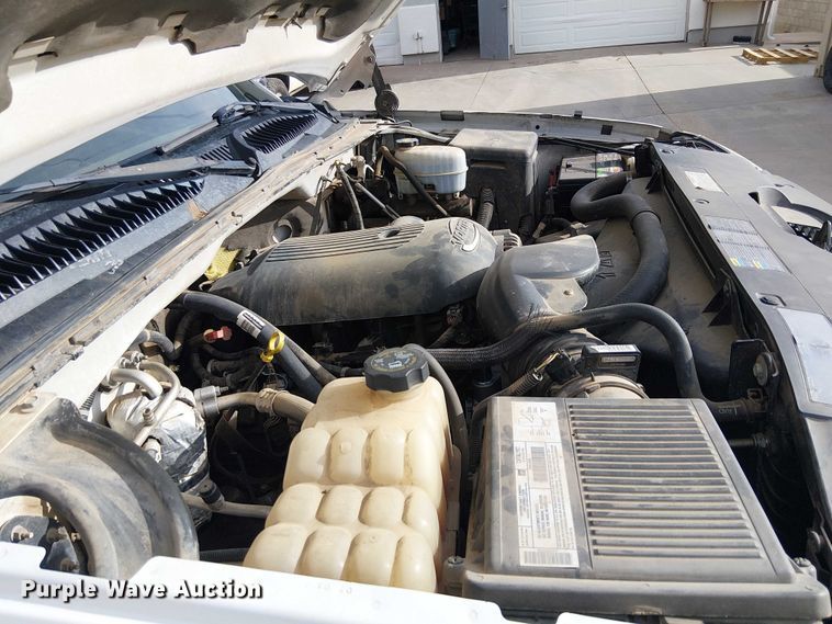 image for item EC1351 2003 Chevrolet Silverado 3500HD flatbed pickup truck