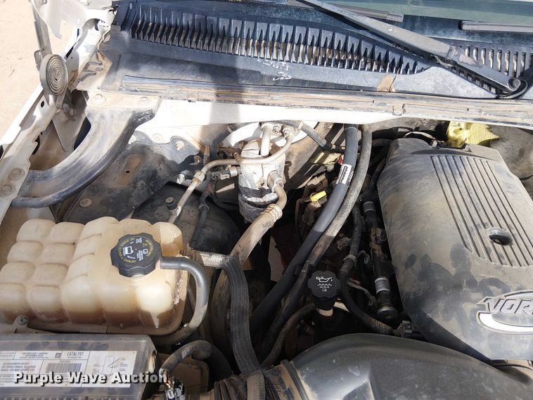 image for item EC1351 2003 Chevrolet Silverado 3500HD flatbed pickup truck