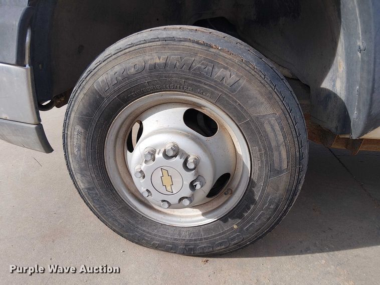 image for item EC1351 2003 Chevrolet Silverado 3500HD flatbed pickup truck