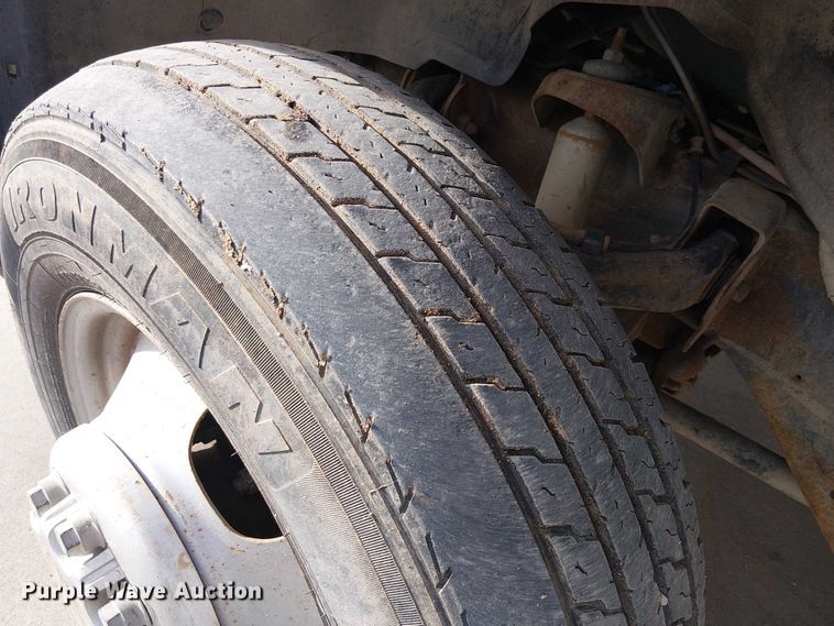 image for item EC1351 2003 Chevrolet Silverado 3500HD flatbed pickup truck