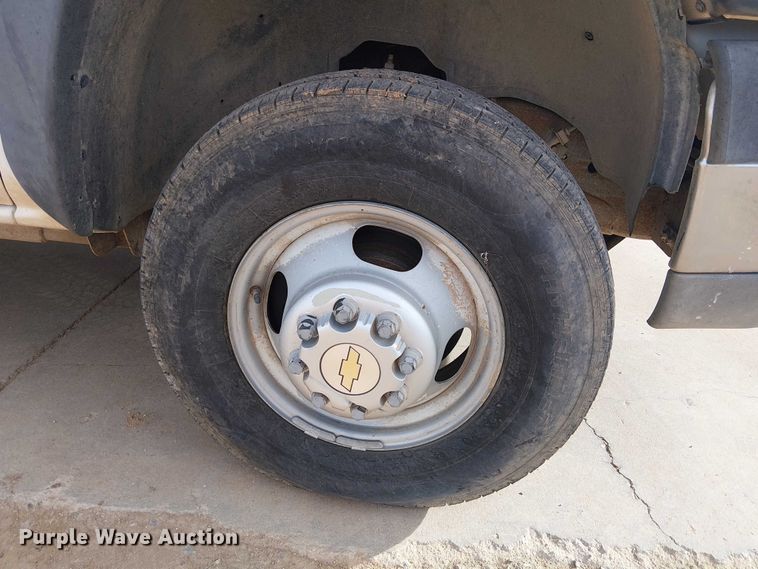 image for item EC1351 2003 Chevrolet Silverado 3500HD flatbed pickup truck