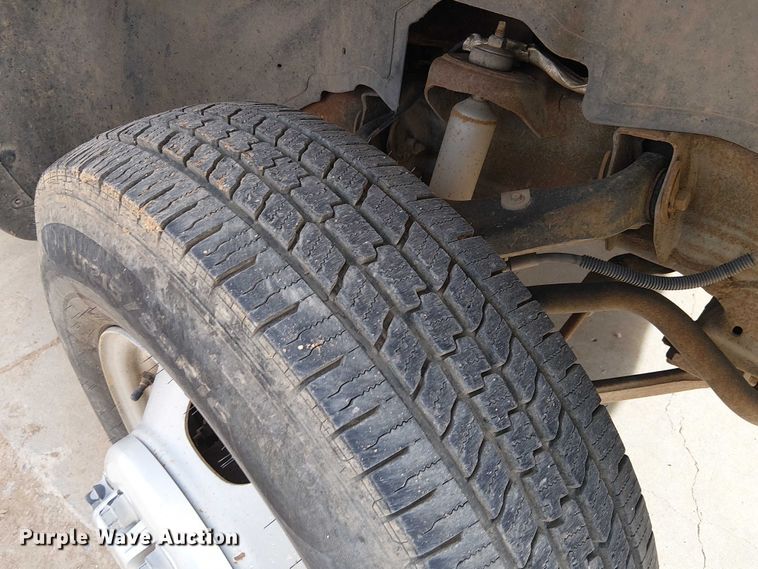 image for item EC1351 2003 Chevrolet Silverado 3500HD flatbed pickup truck