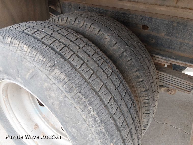 image for item EC1351 2003 Chevrolet Silverado 3500HD flatbed pickup truck