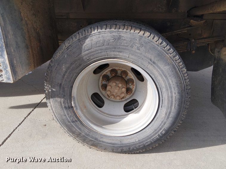 image for item EC1351 2003 Chevrolet Silverado 3500HD flatbed pickup truck