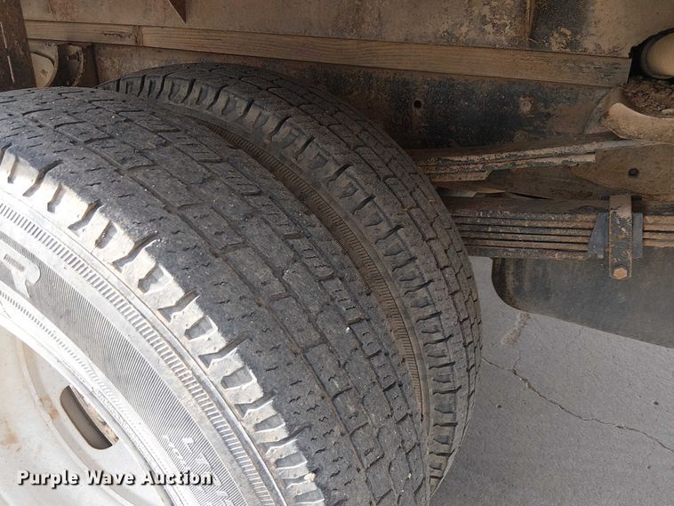 image for item EC1351 2003 Chevrolet Silverado 3500HD flatbed pickup truck