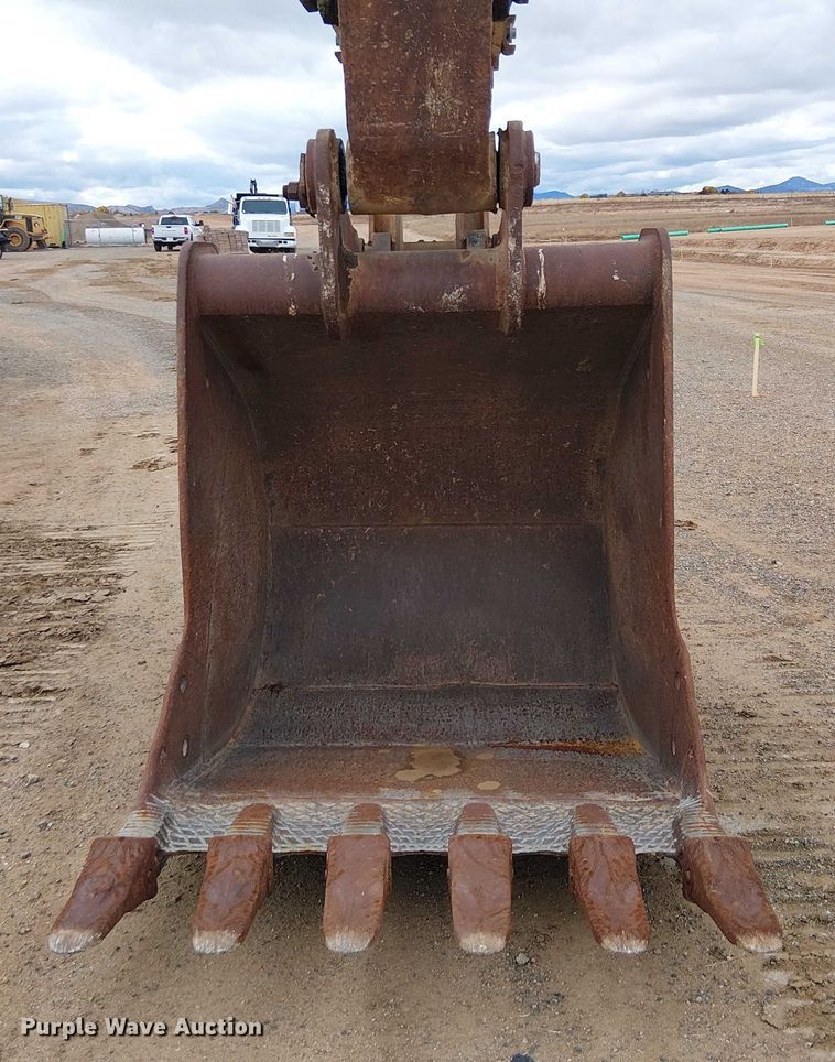 image for item EC1359 Caterpillar 235B excavator