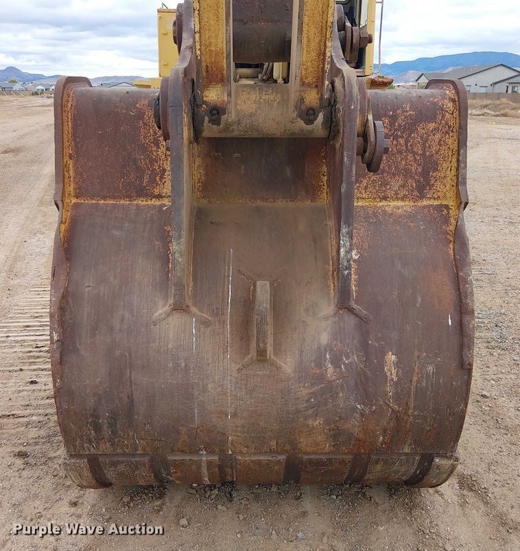 image for item EC1359 Caterpillar 235B excavator