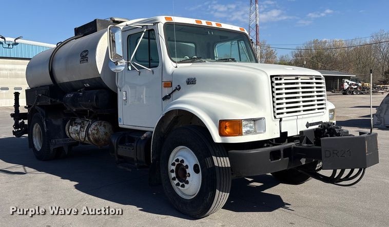 image for item EC4197 1999 International 4700 tack distributor truck