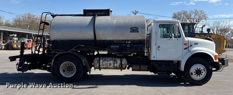 image for item EC4197 1999 International 4700 tack distributor truck