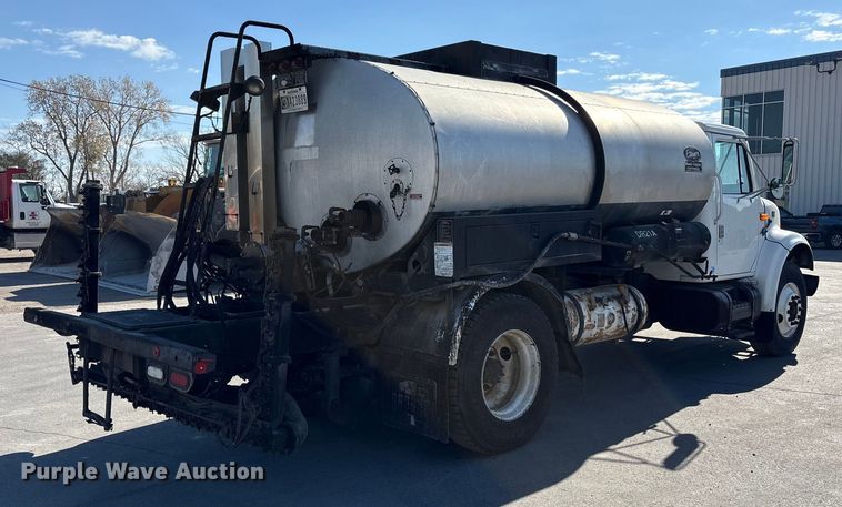 image for item EC4197 1999 International 4700 tack distributor truck