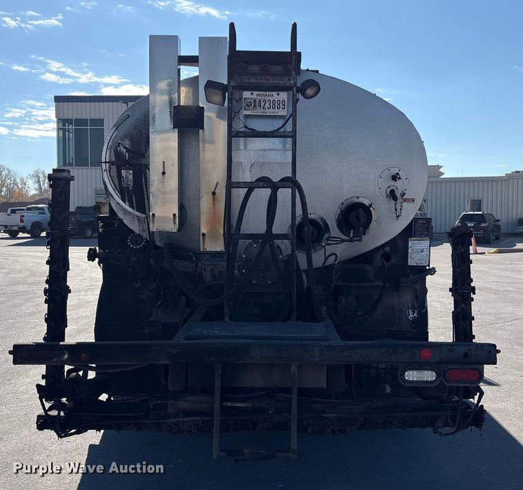 image for item EC4197 1999 International 4700 tack distributor truck