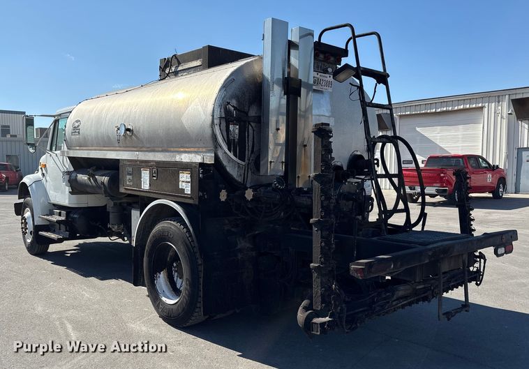 image for item EC4197 1999 International 4700 tack distributor truck