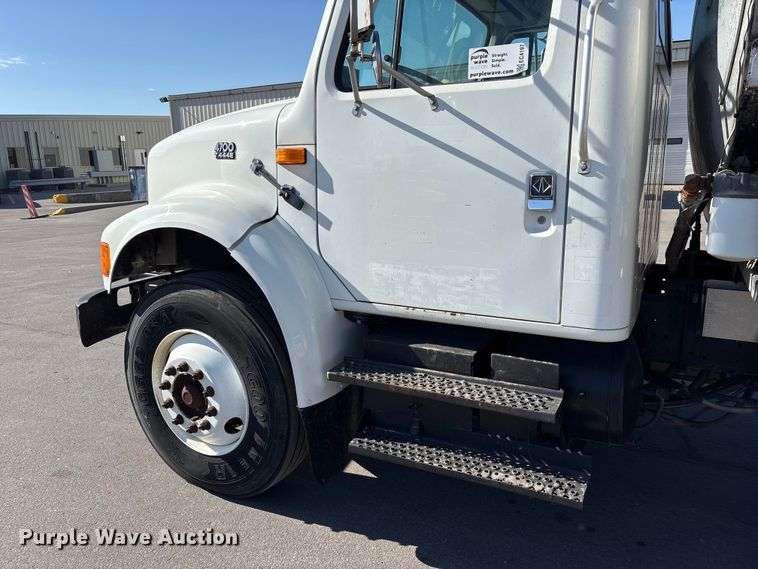 image for item EC4197 1999 International 4700 tack distributor truck