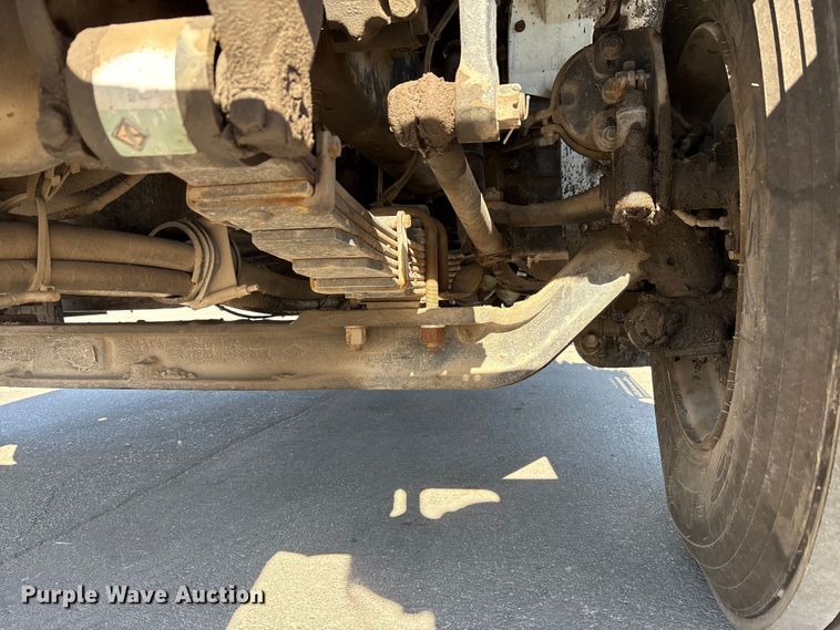 image for item EC4197 1999 International 4700 tack distributor truck