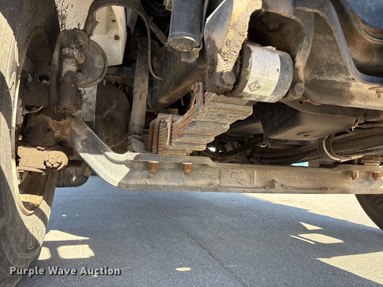 image for item EC4197 1999 International 4700 tack distributor truck