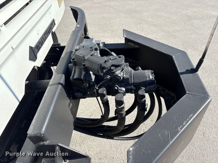 image for item EC4197 1999 International 4700 tack distributor truck