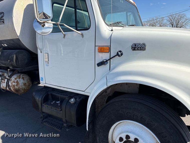 image for item EC4197 1999 International 4700 tack distributor truck