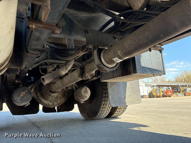 image for item EC4197 1999 International 4700 tack distributor truck