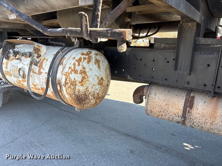 image for item EC4197 1999 International 4700 tack distributor truck