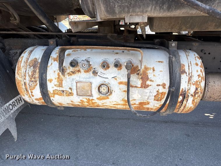 image for item EC4197 1999 International 4700 tack distributor truck