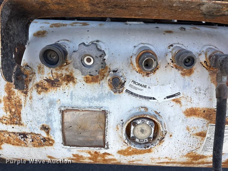 image for item EC4197 1999 International 4700 tack distributor truck