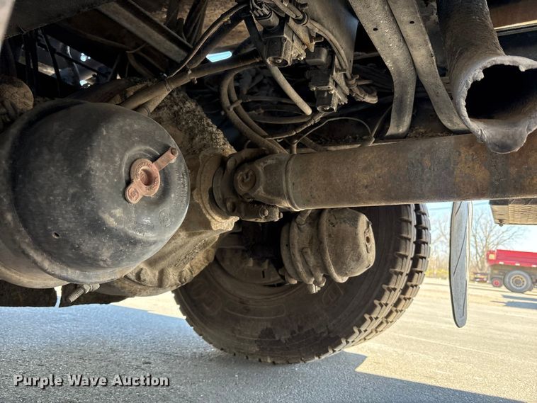 image for item EC4197 1999 International 4700 tack distributor truck