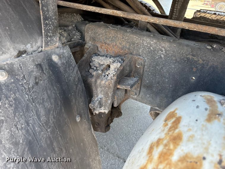 image for item EC4197 1999 International 4700 tack distributor truck