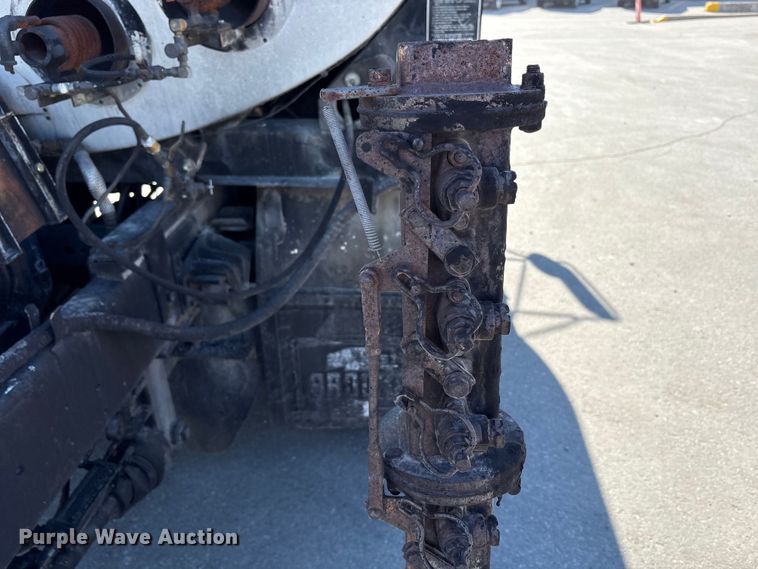 image for item EC4197 1999 International 4700 tack distributor truck