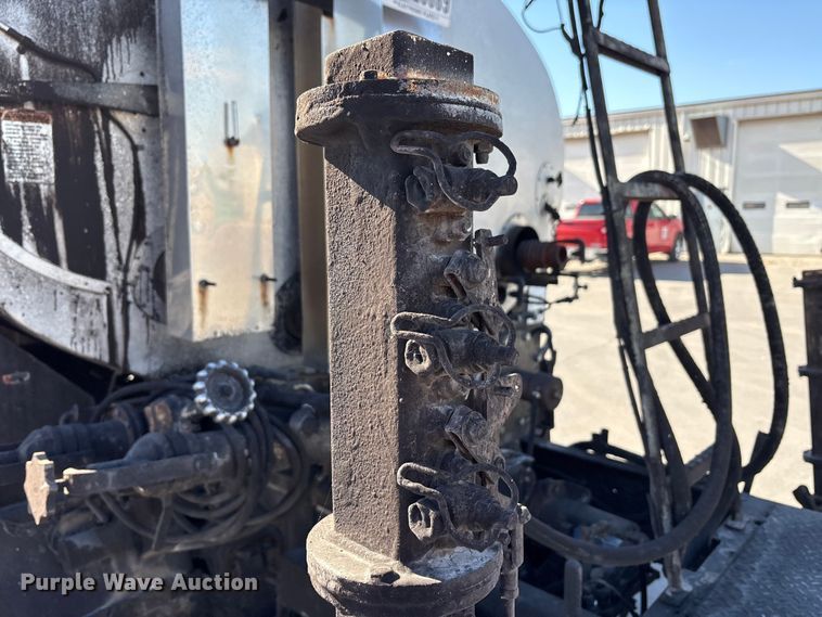 image for item EC4197 1999 International 4700 tack distributor truck