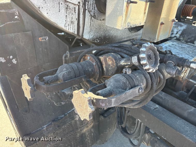 image for item EC4197 1999 International 4700 tack distributor truck