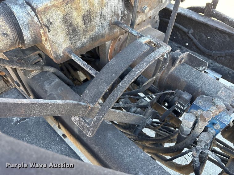 image for item EC4197 1999 International 4700 tack distributor truck