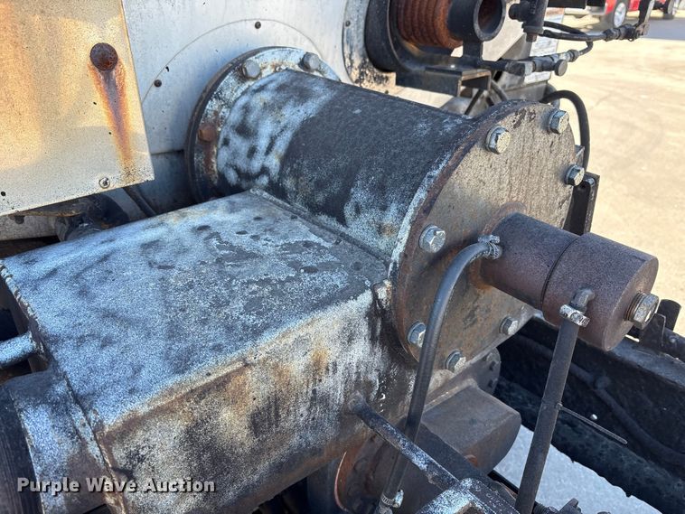 image for item EC4197 1999 International 4700 tack distributor truck