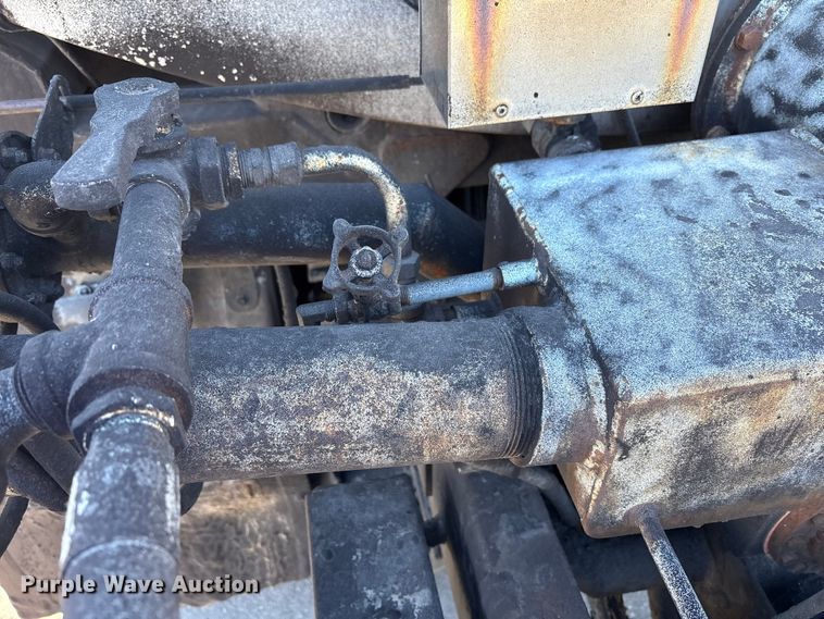 image for item EC4197 1999 International 4700 tack distributor truck