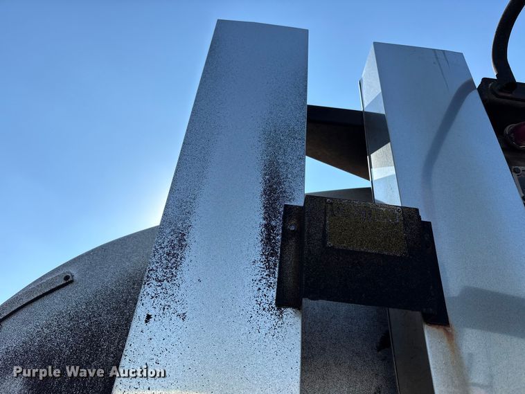 image for item EC4197 1999 International 4700 tack distributor truck