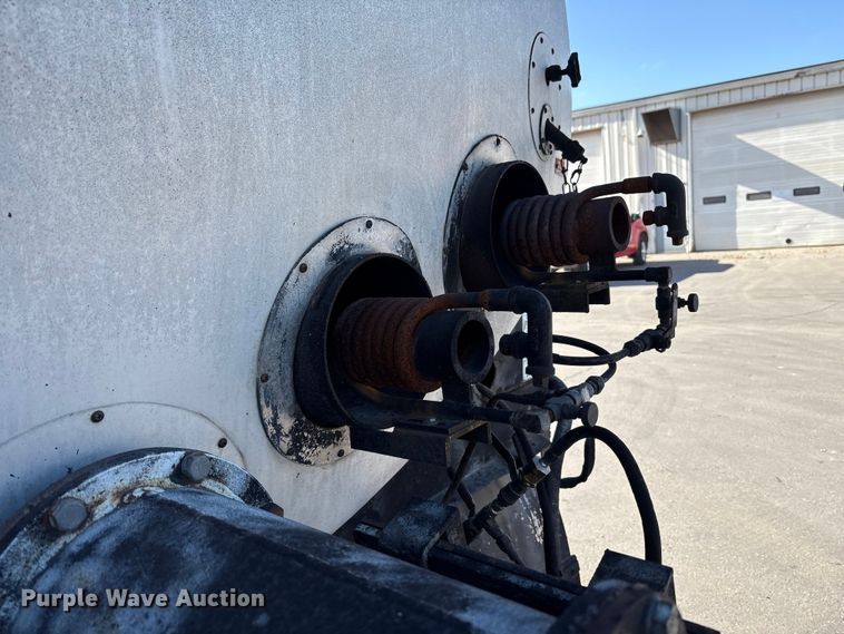 image for item EC4197 1999 International 4700 tack distributor truck