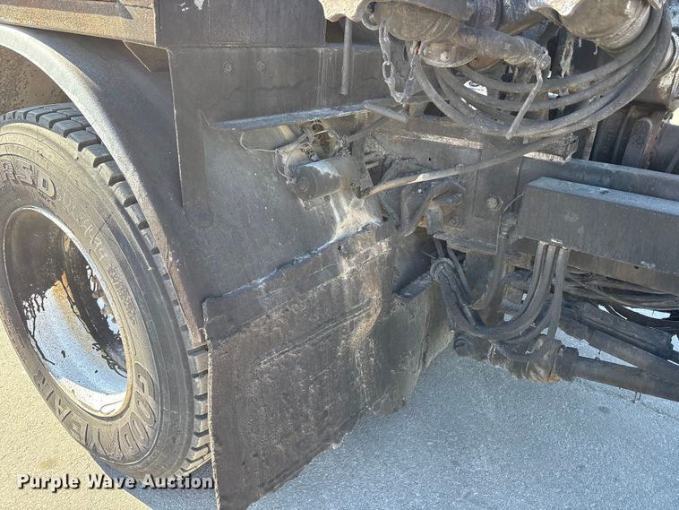 image for item EC4197 1999 International 4700 tack distributor truck