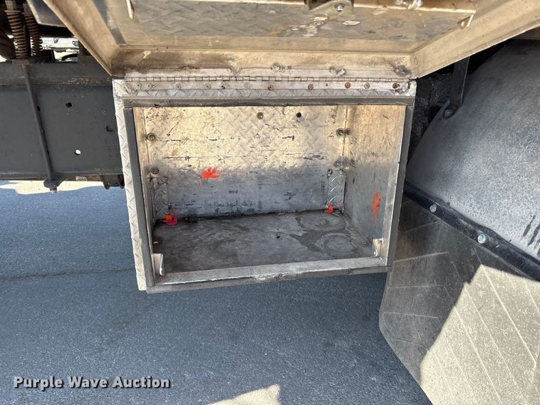 image for item EC4197 1999 International 4700 tack distributor truck