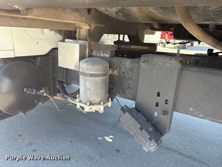 image for item EC4197 1999 International 4700 tack distributor truck