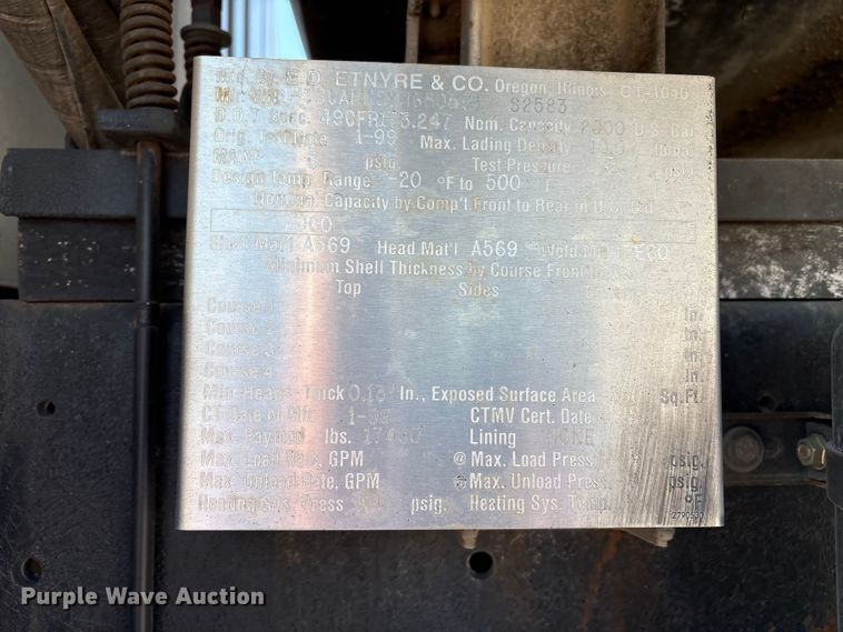 image for item EC4197 1999 International 4700 tack distributor truck